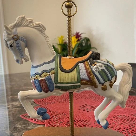 VINTAGE CAROUSEL HORSE FIGURINE ๐ - Picture 3 of 16